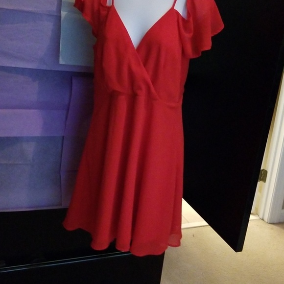 Lulus Dresses & Skirts - Beautiful Red Lulus Dress